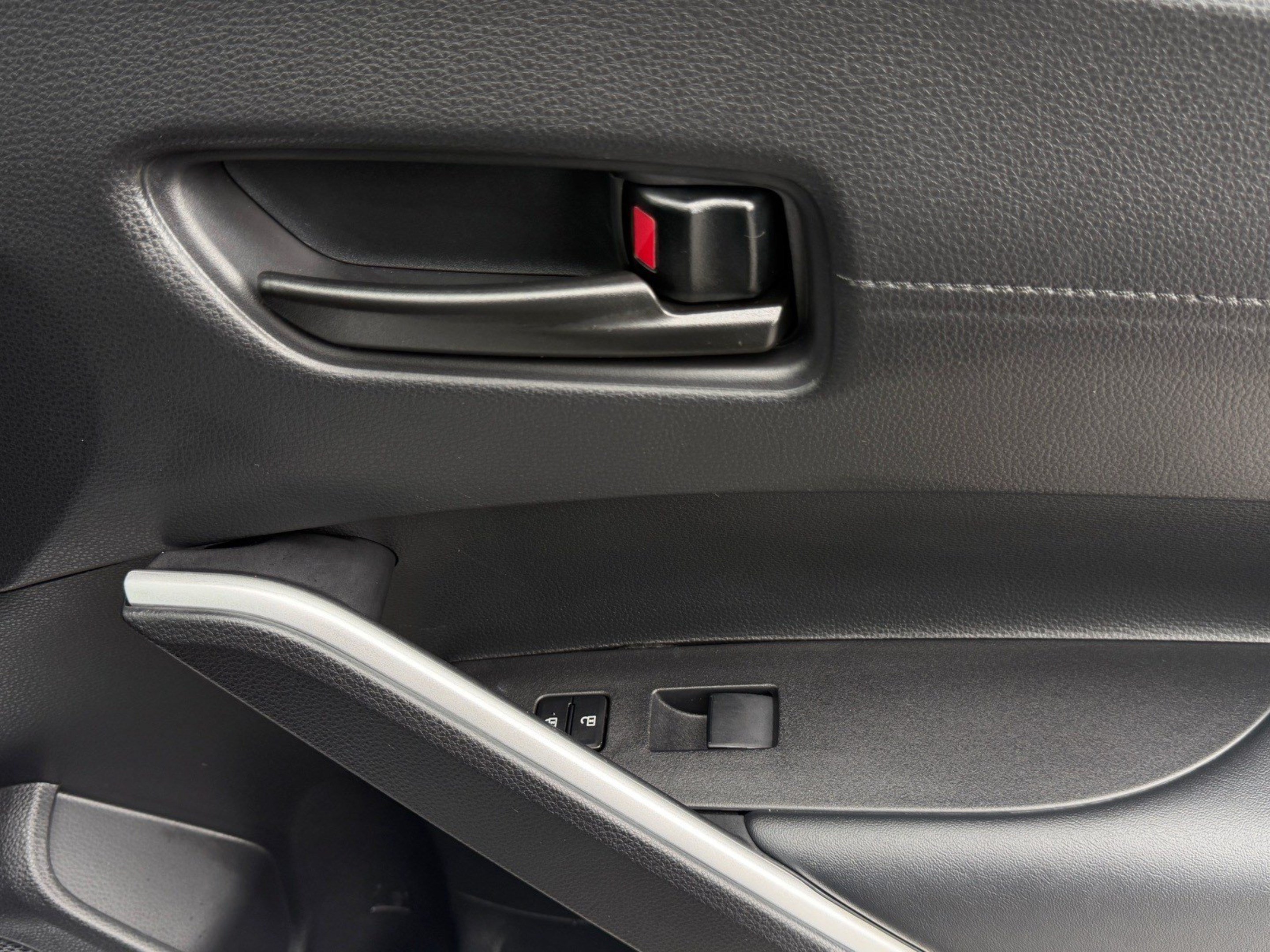 Used 2025 Toyota Corolla Cross LE FWD image 37