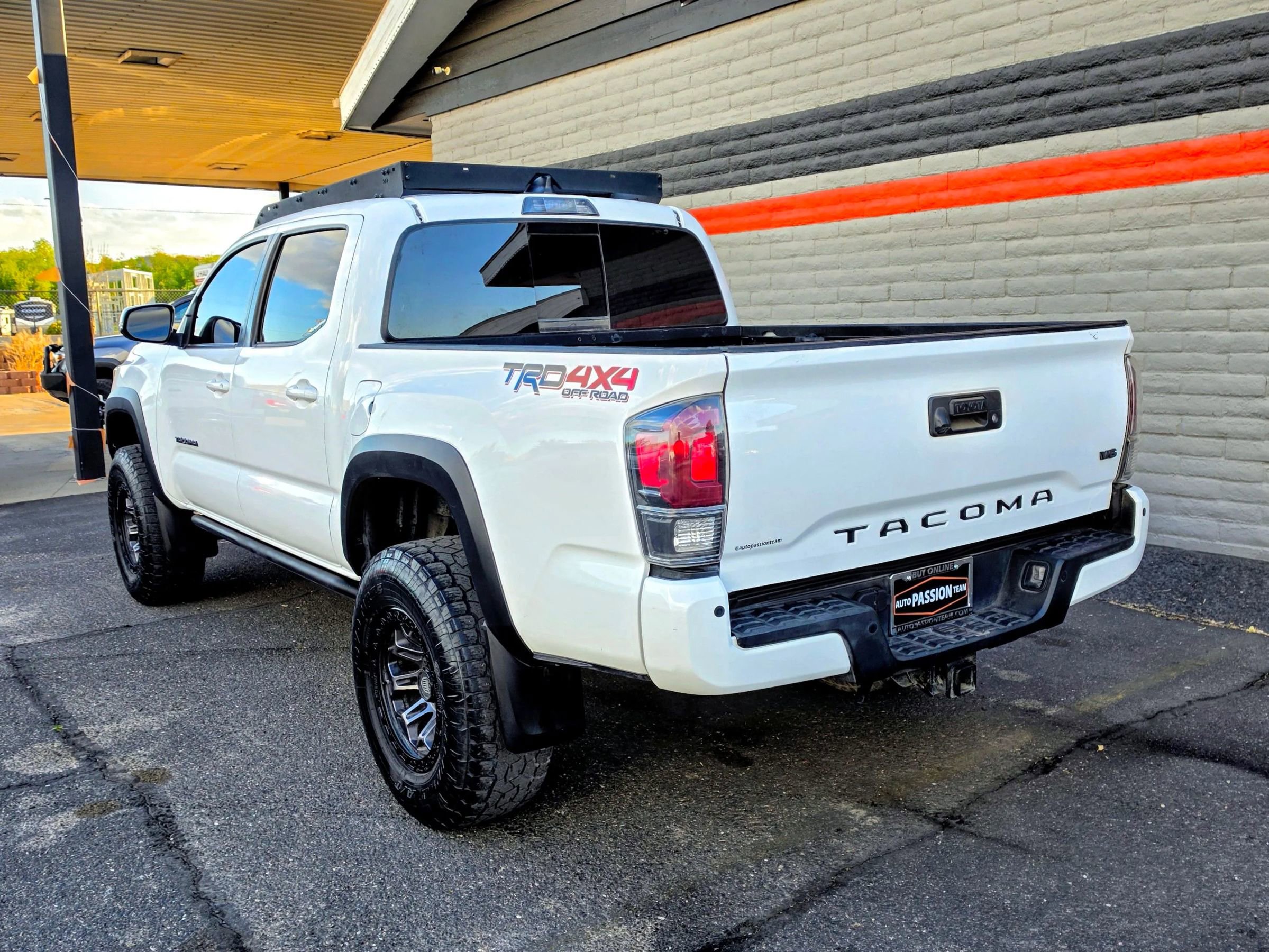 Used 2021 Toyota Tacoma TRD Off-Road w/ Technology Package AWD/4WD image 3