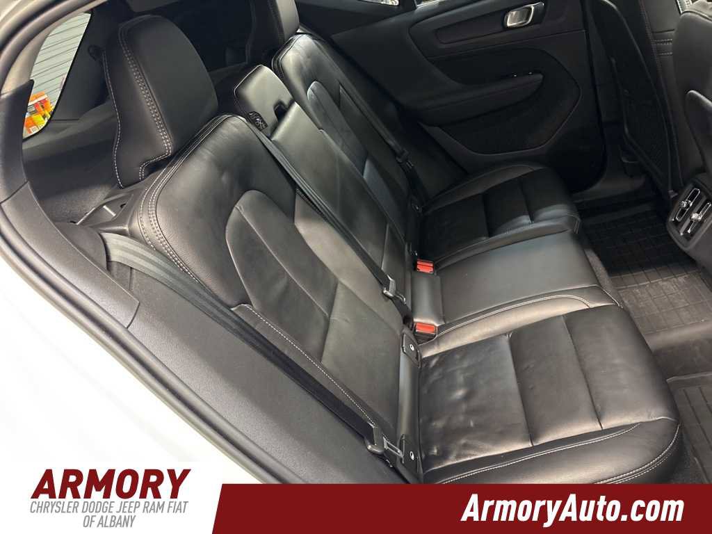 Used 2023 Volvo XC40 B5 Core w/ Convenience Package image 32