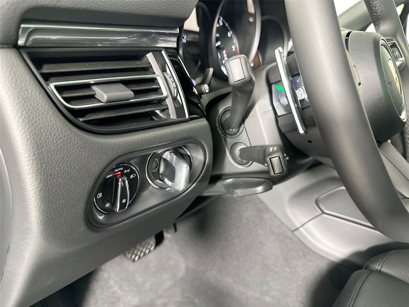 Certified 2026 Porsche Macan Turbo AWD/4WD image 33