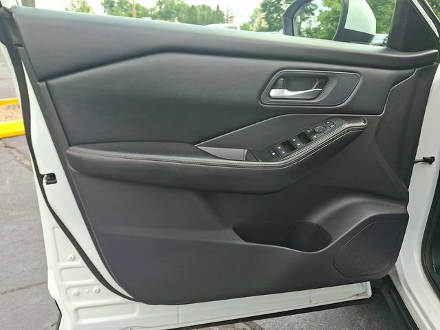 Used 2024 Nissan Rogue SV AWD/4WD image 12
