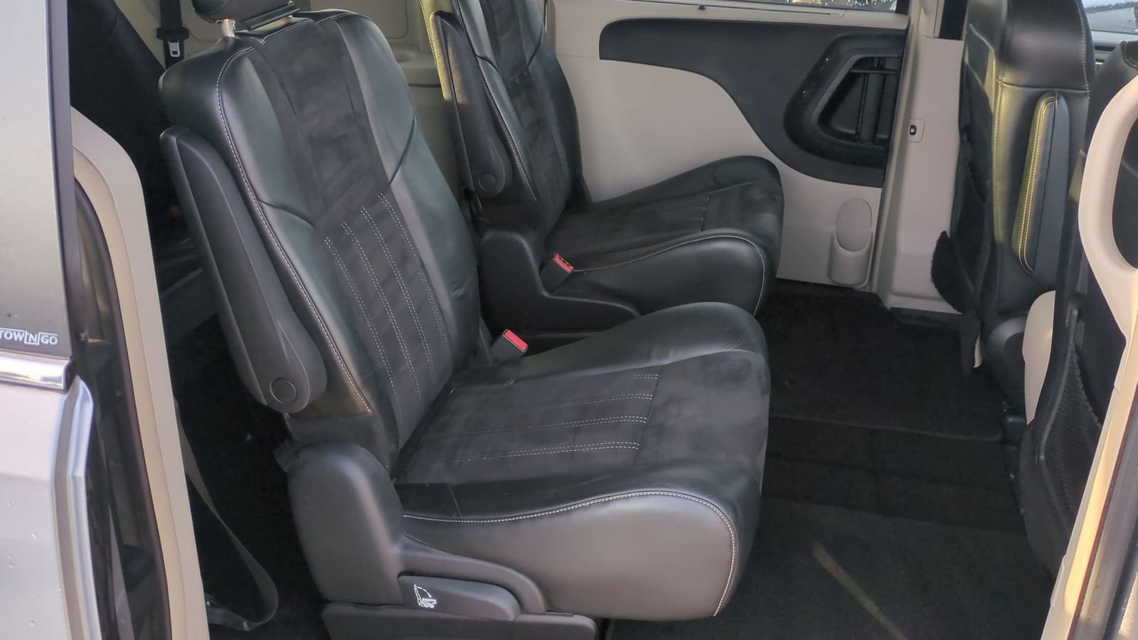 Used 2014 Chrysler Town & Country Touring-L image 23