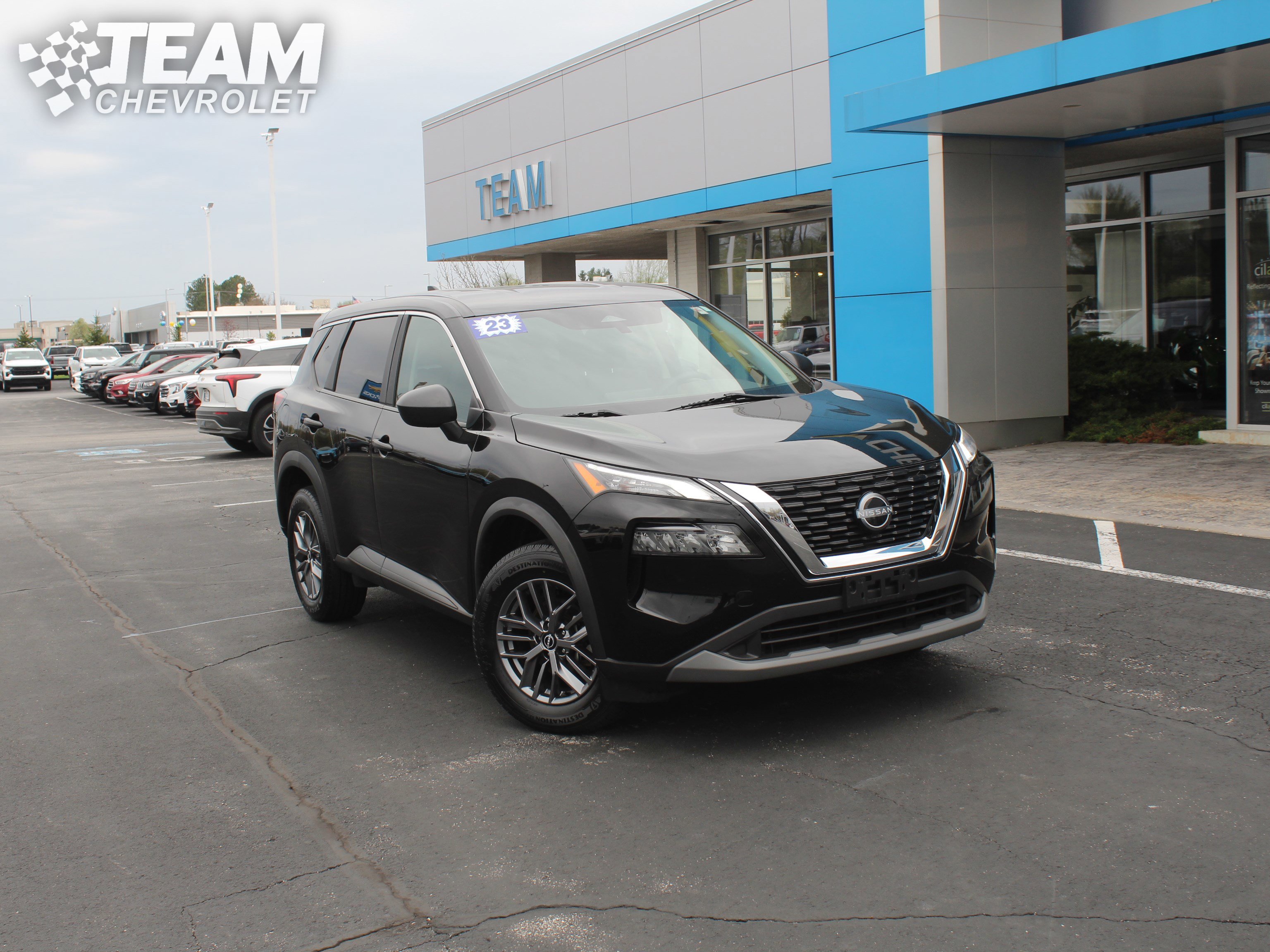 Used 2023 Nissan Rogue S AWD/4WD image 2