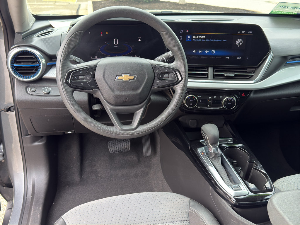 Used 2025 Chevrolet Trax LT FWD image 12