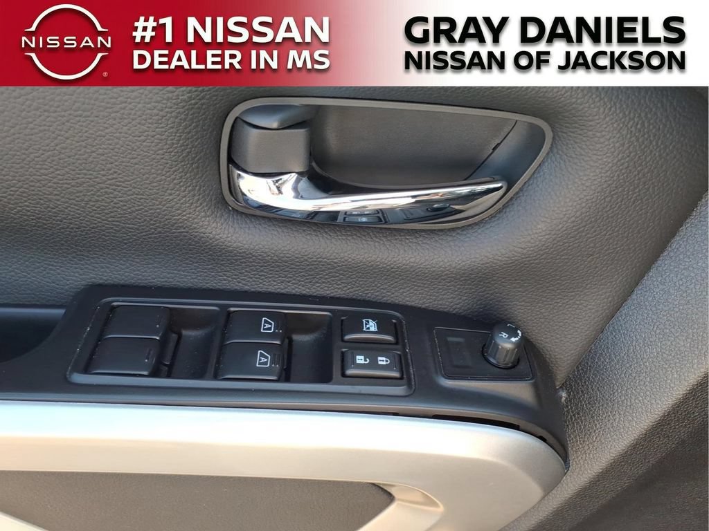 Used 2024 Nissan Titan SV AWD/4WD image 10
