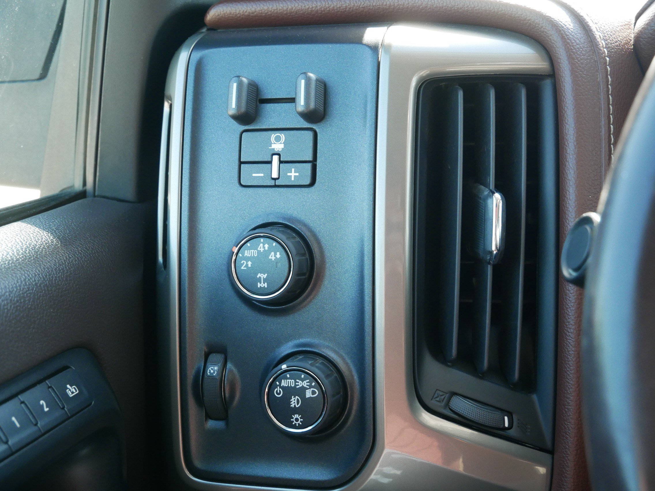 Used 2014 Chevrolet Silverado 1500 High Country w/ High Country Premium Package AWD/4WD image 26