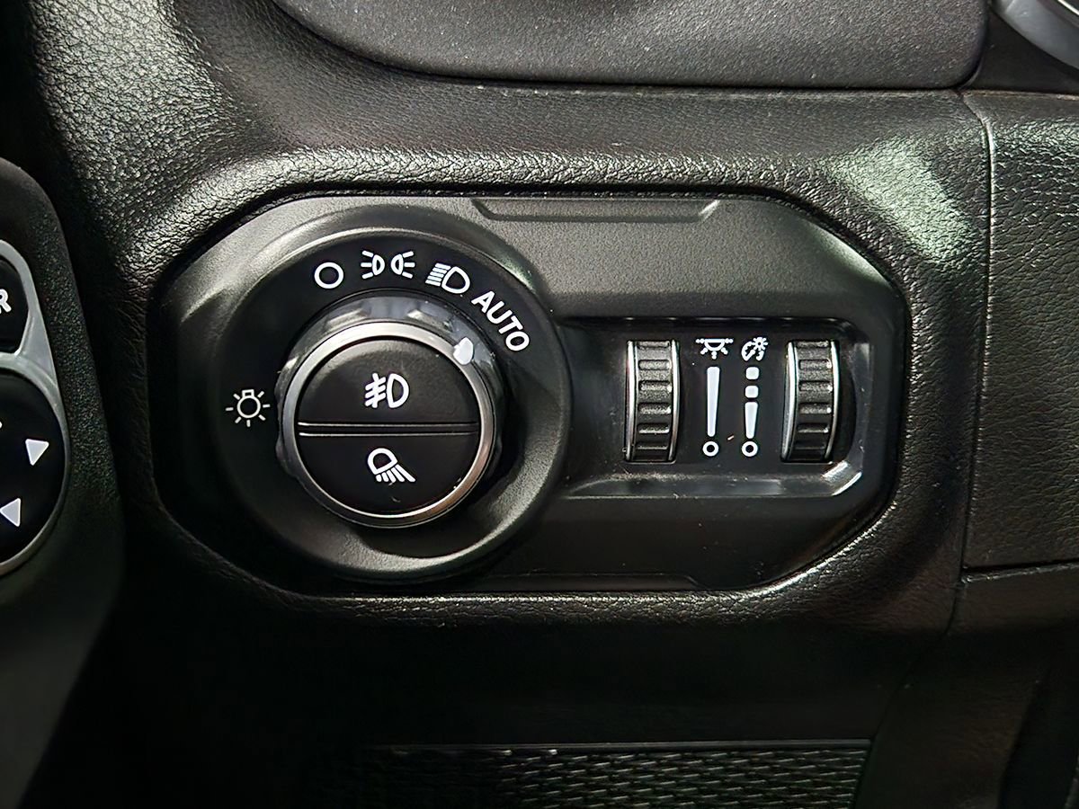 Used 2020 Jeep Gladiator Mojave AWD/4WD image 32