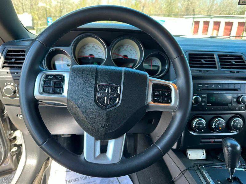 Used 2014 Dodge Challenger SXT RWD image 13
