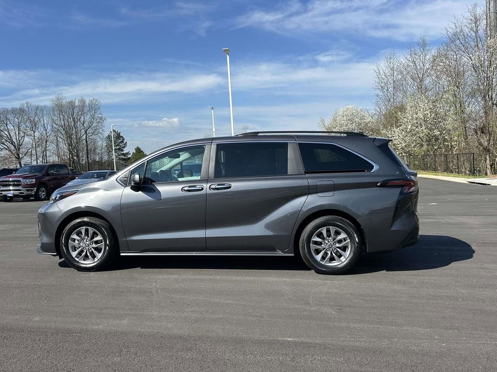 Used 2025 Toyota Sienna XLE image 27
