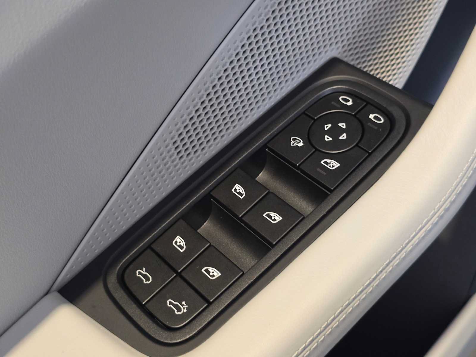 Used 2025 Porsche Macan Electric RWD image 22