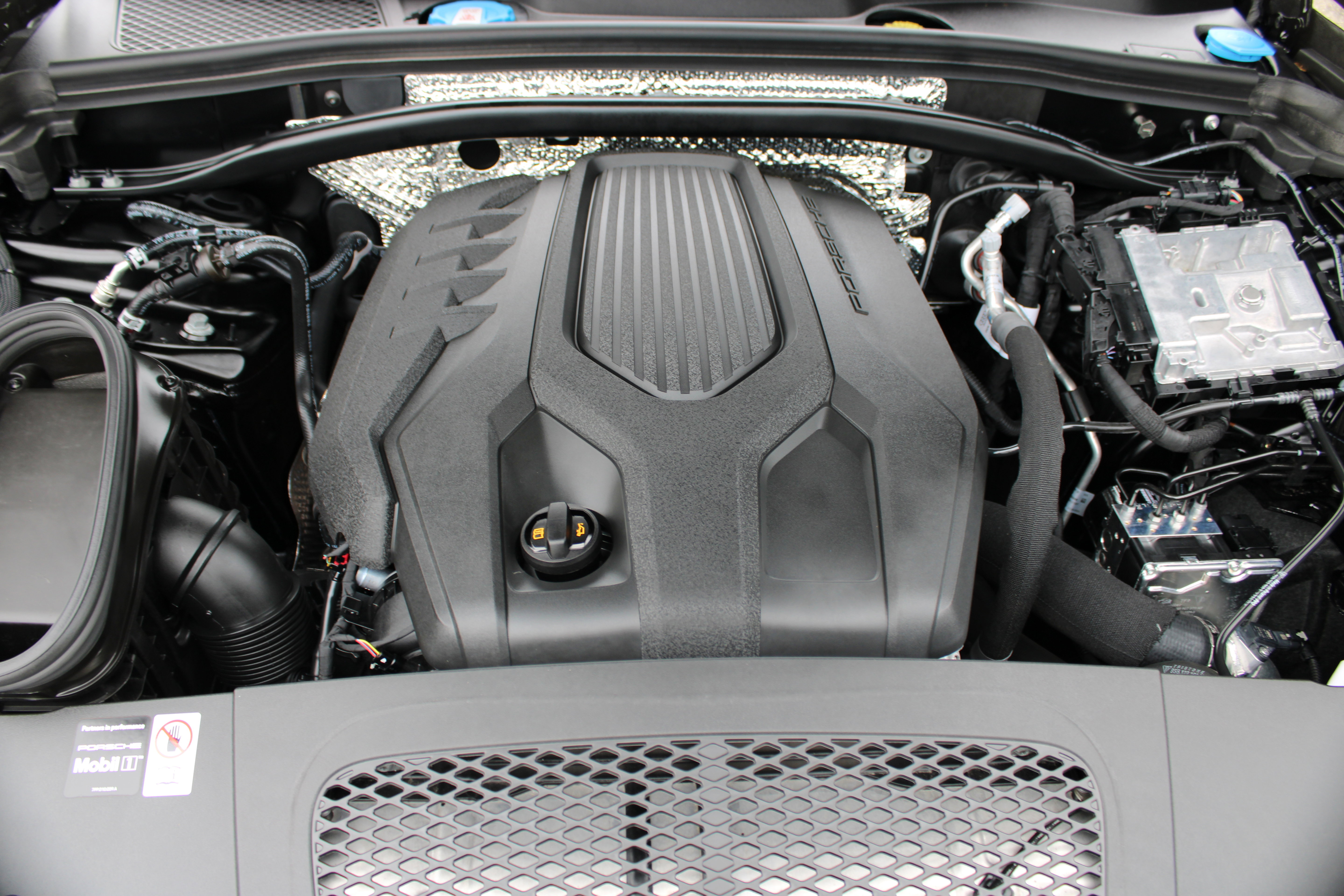 Certified 2026 Porsche Macan AWD/4WD image 35