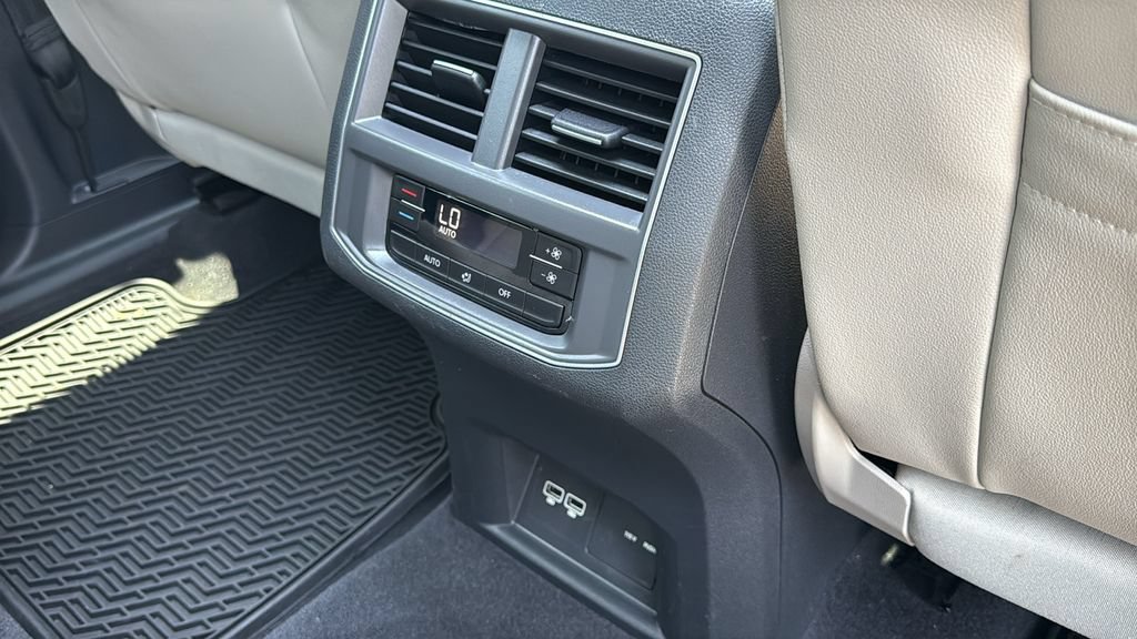 Used 2018 Volkswagen Atlas SEL w/ R-Line Package AWD/4WD image 17