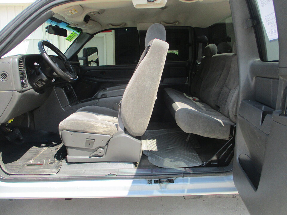 Used 2005 Chevrolet Silverado 2500 LS w/ Heavy-Duty Power Package AWD/4WD image 9