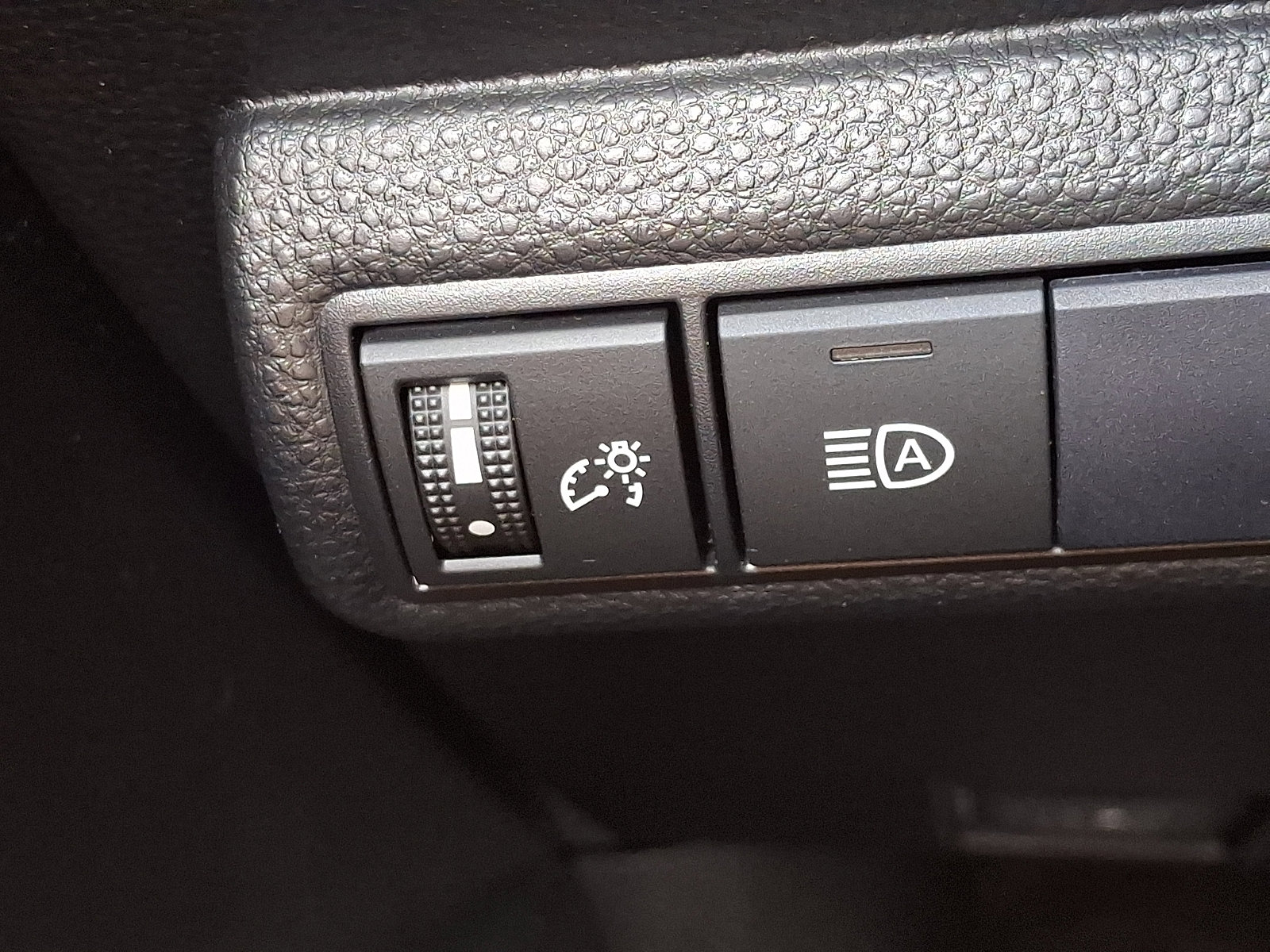 Used 2021 Toyota Corolla LE w/ LE Convenience Package FWD image 23