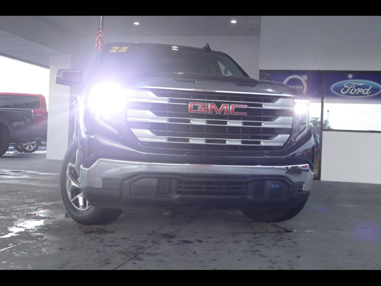 Used 2023 GMC Sierra 1500 SLE RWD image 1