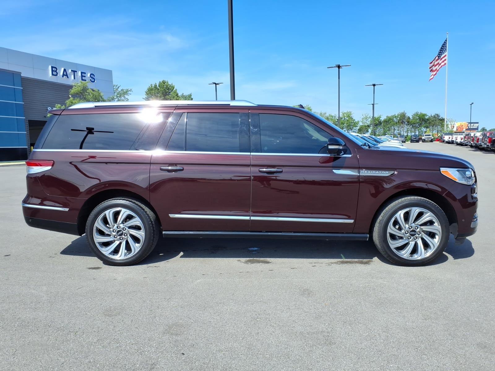 Used 2024 Lincoln Navigator L Reserve AWD/4WD image 2