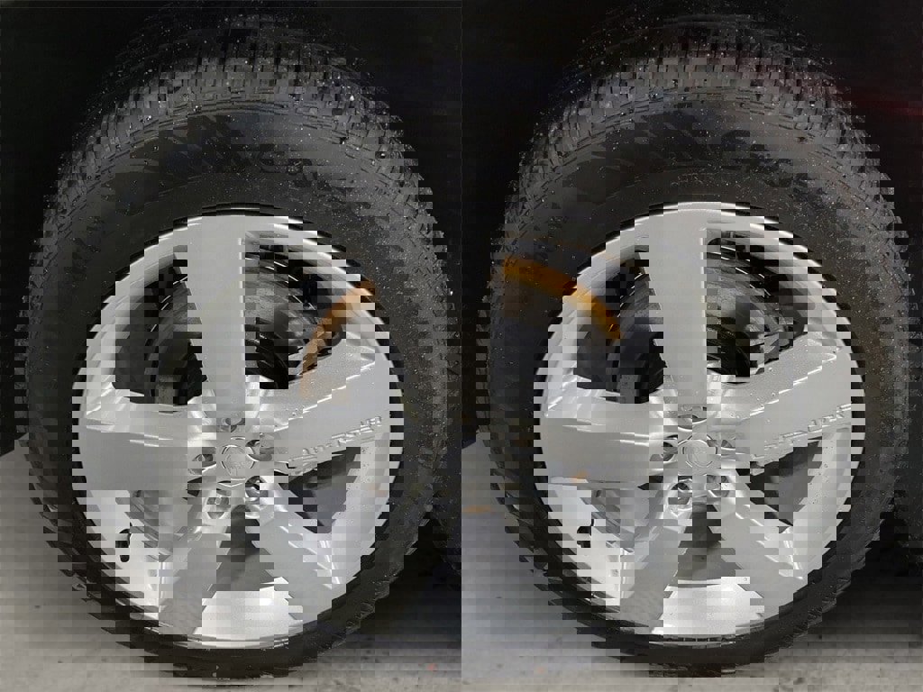 New 2024 Land Rover Defender 110 SE image 10