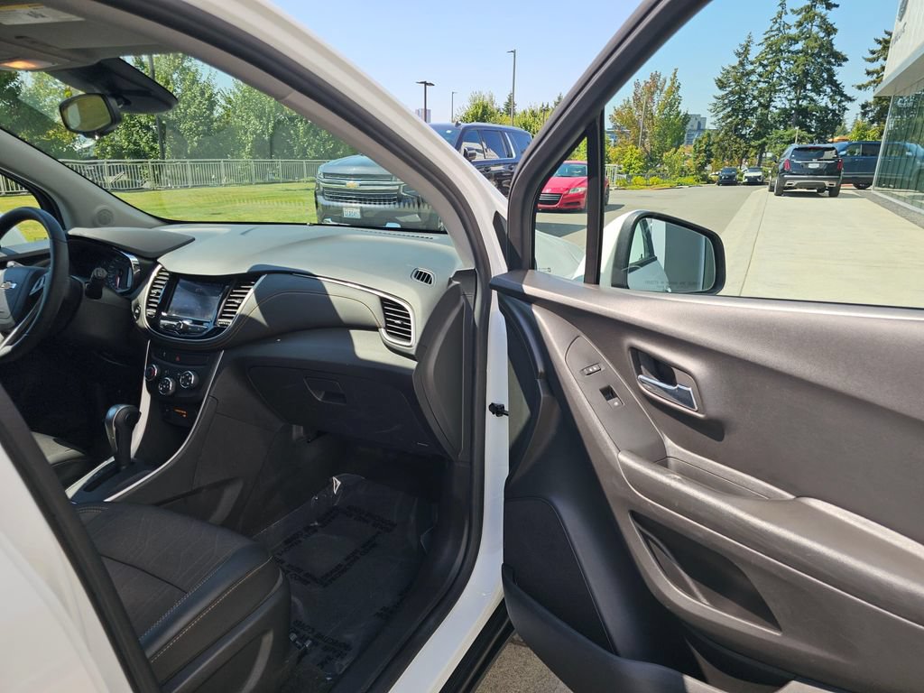 Used 2022 Chevrolet Trax LT w/ LT Convenience Package AWD/4WD image 11
