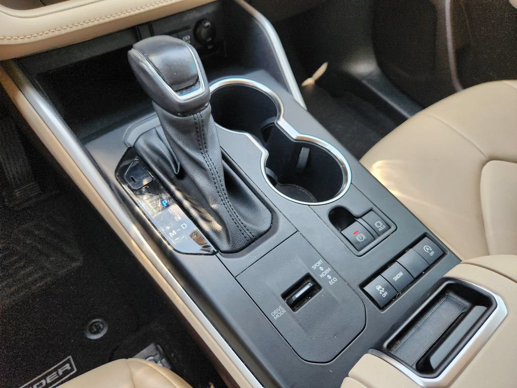 Used 2021 Toyota Highlander XLE FWD image 19