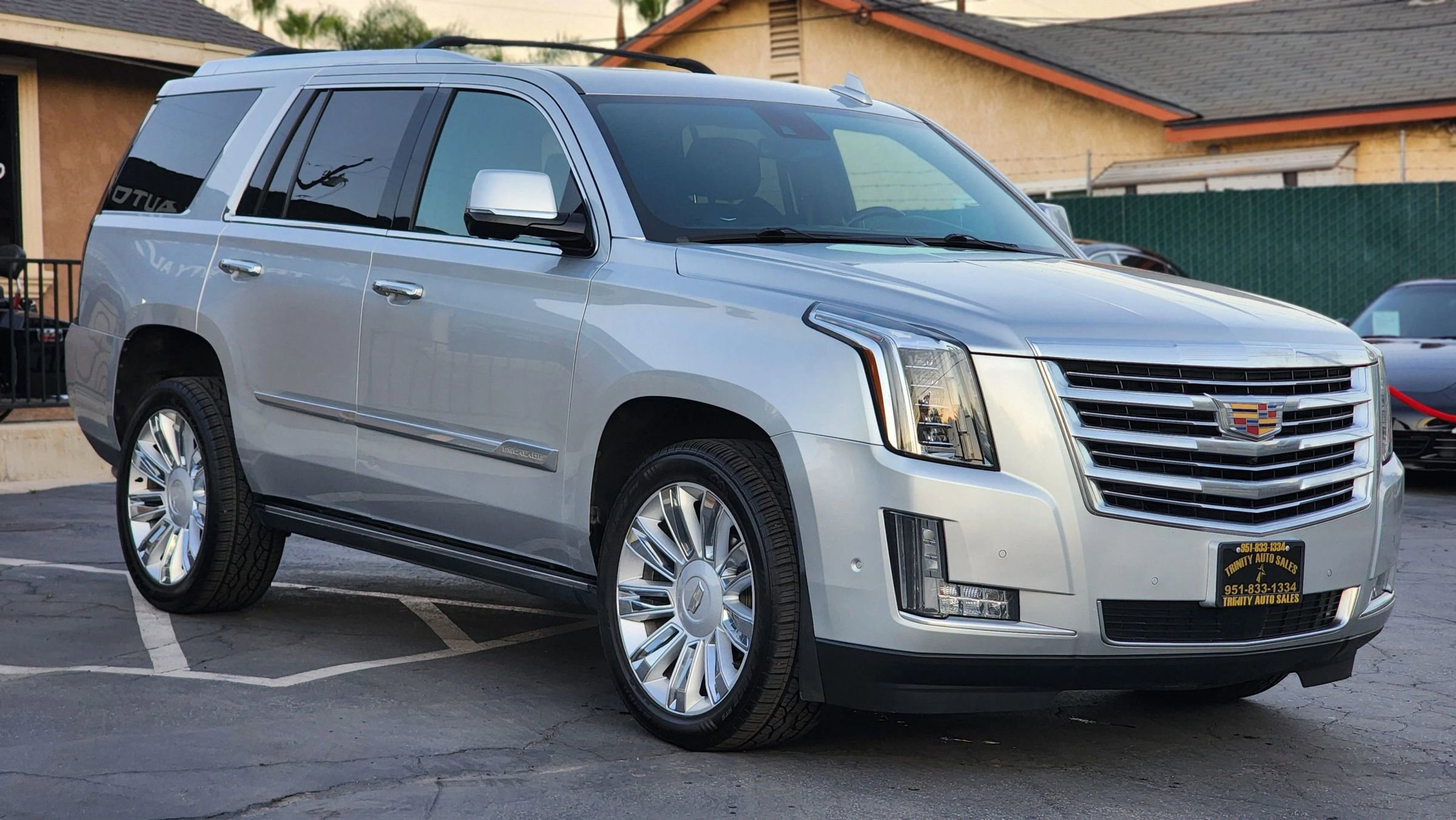 Used 2020 Cadillac Escalade Platinum image 2