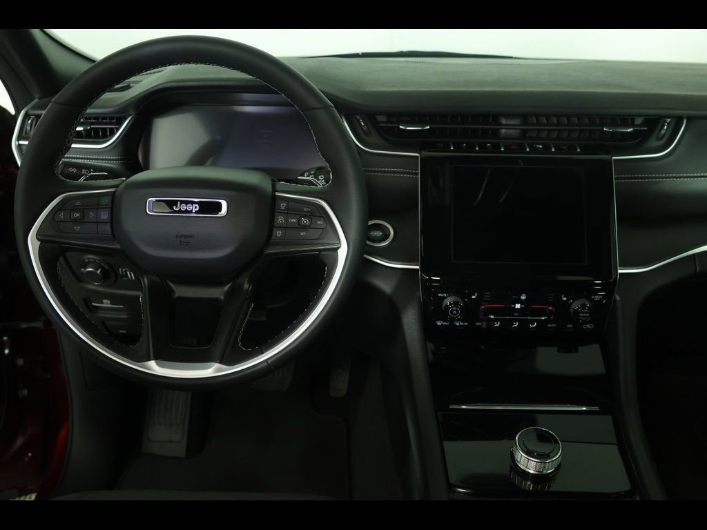 Used 2025 Jeep Grand Cherokee Laredo w/ Luxury Tech Group I image 16