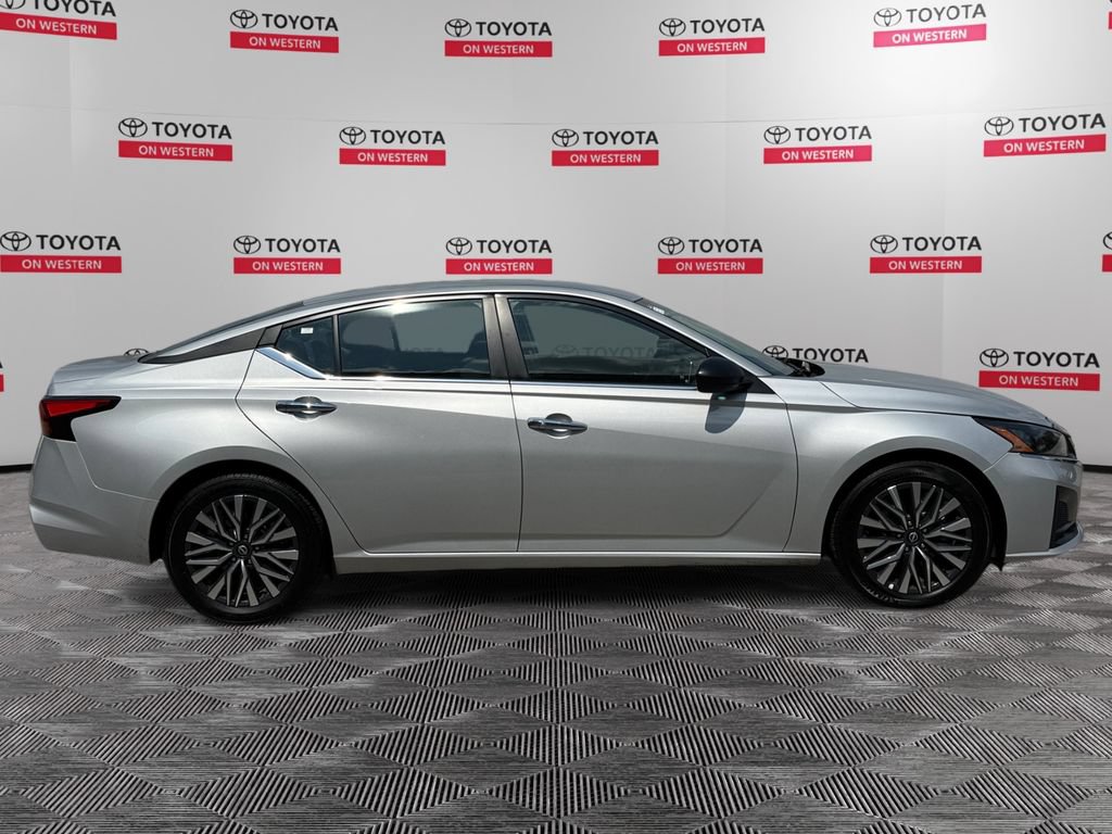 Used 2025 Nissan Altima 2.5 SV FWD image 4