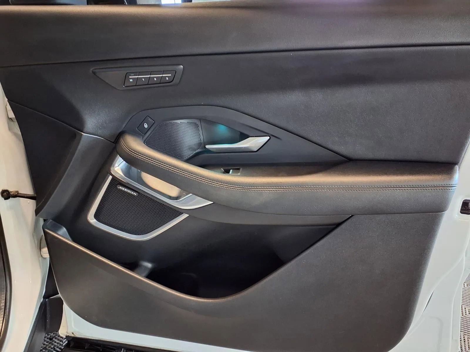 Used 2020 Jaguar E-PACE SE image 12
