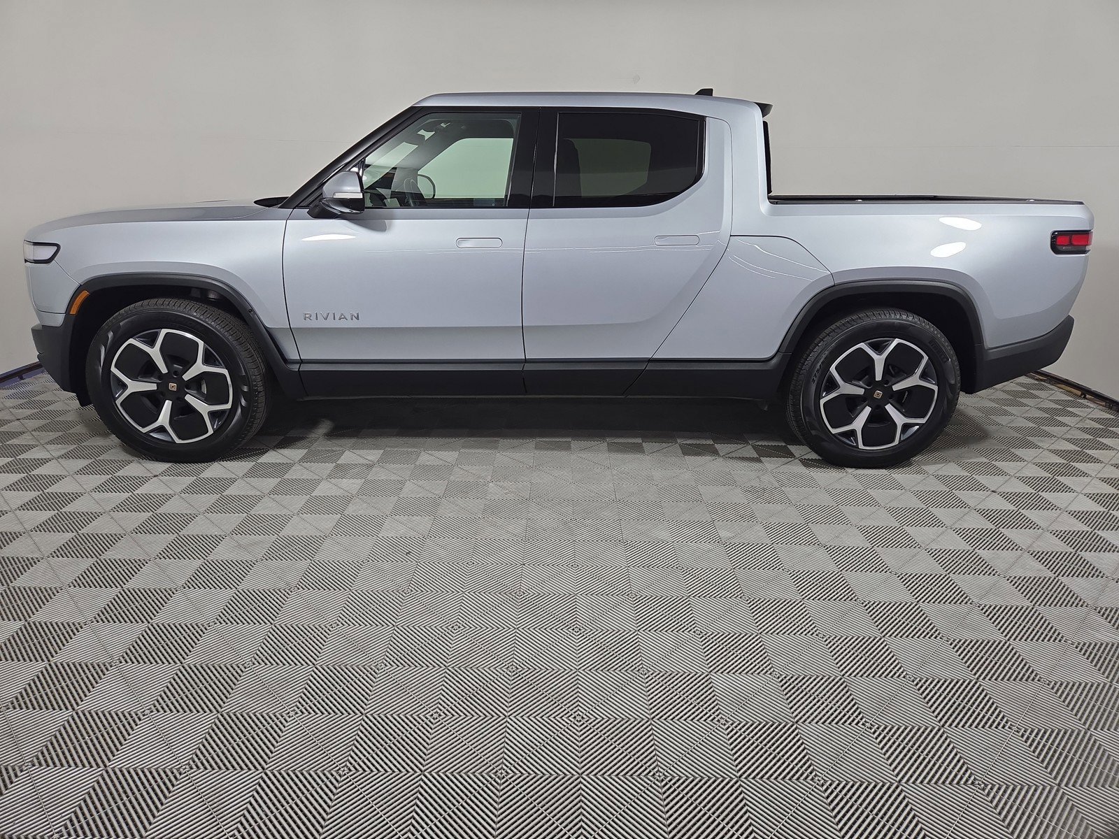 Used 2024 Rivian R1T Adventure AWD/4WD image 2