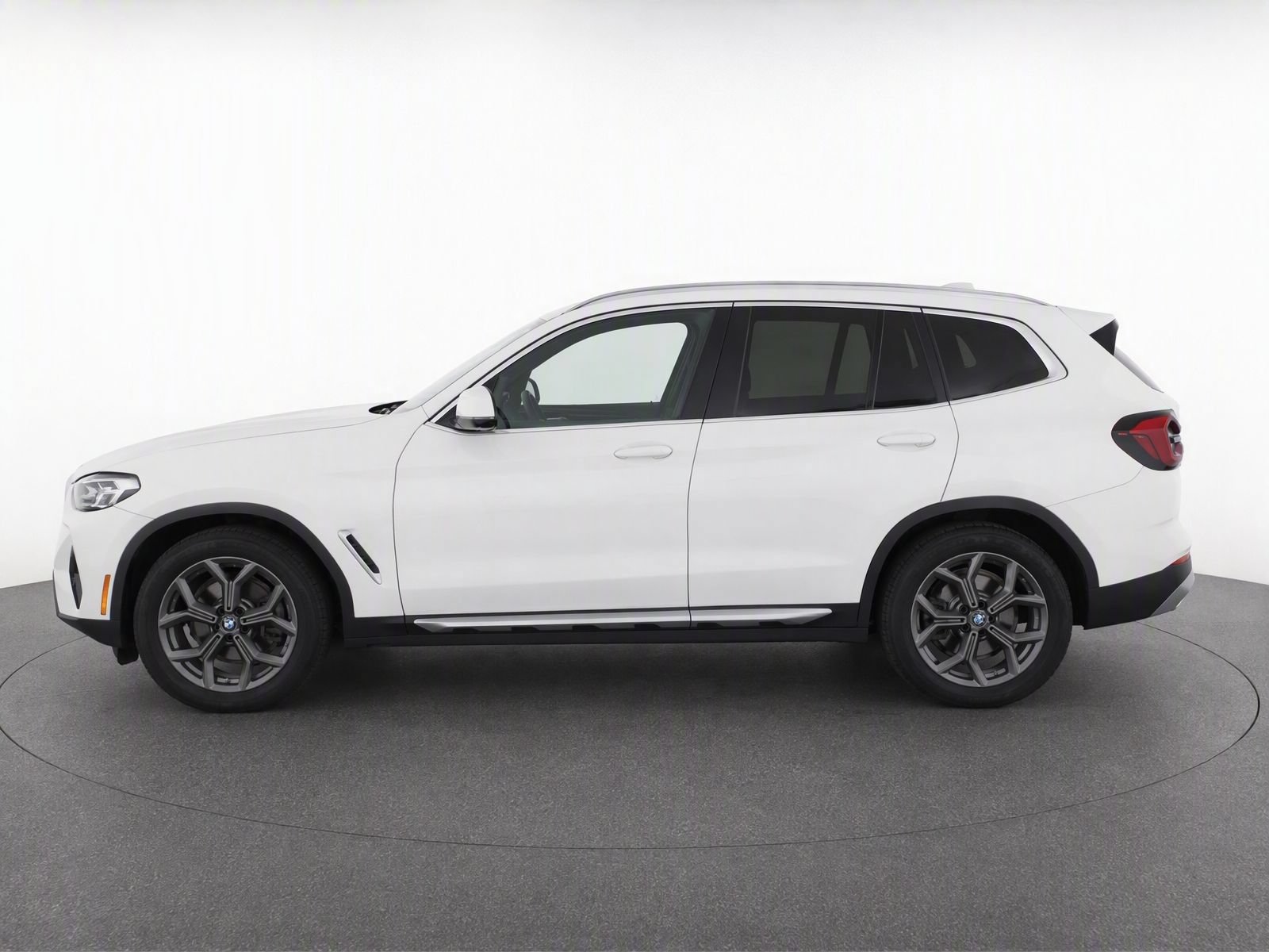 Used 2024 BMW X3 sDrive30i w/ Premium Package RWD image 3