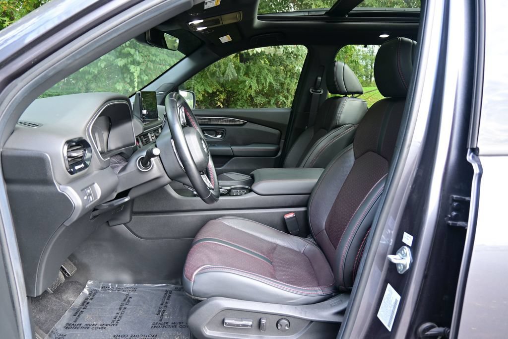 Certified 2025 Honda Pilot Black Edition image 13