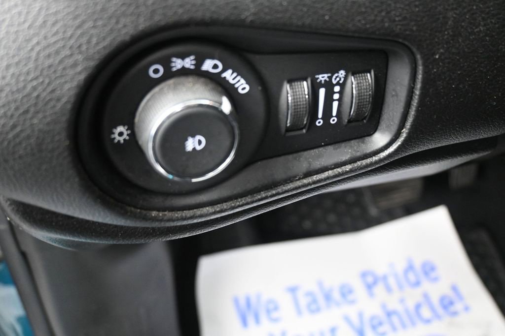 Used 2020 Jeep Renegade Latitude w/ Cold Weather Group AWD/4WD image 26