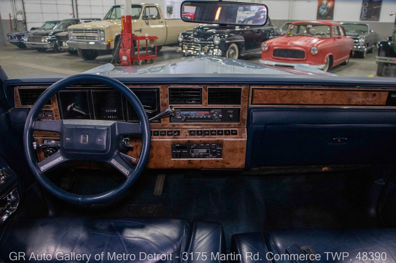 Used 1986 Lincoln Town Car image 16