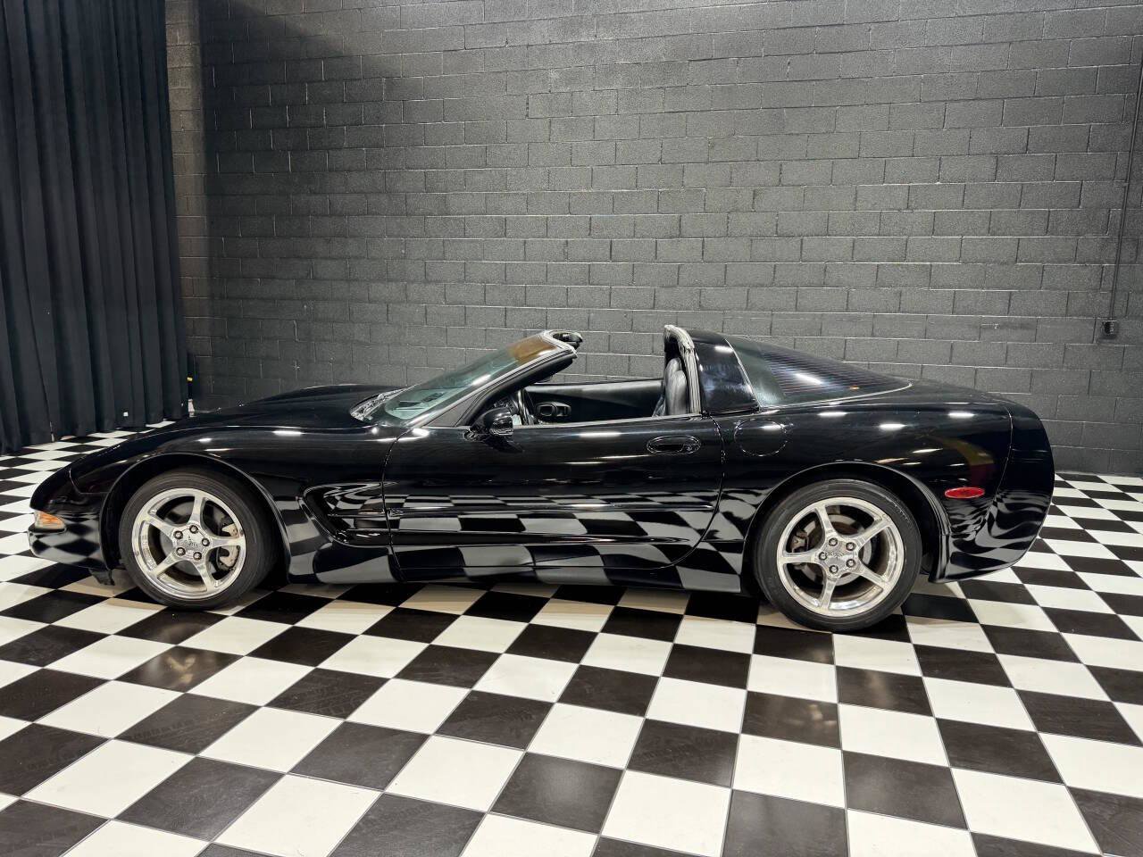 Used 2004 Chevrolet Corvette Coupe w/ Roof Package image 5