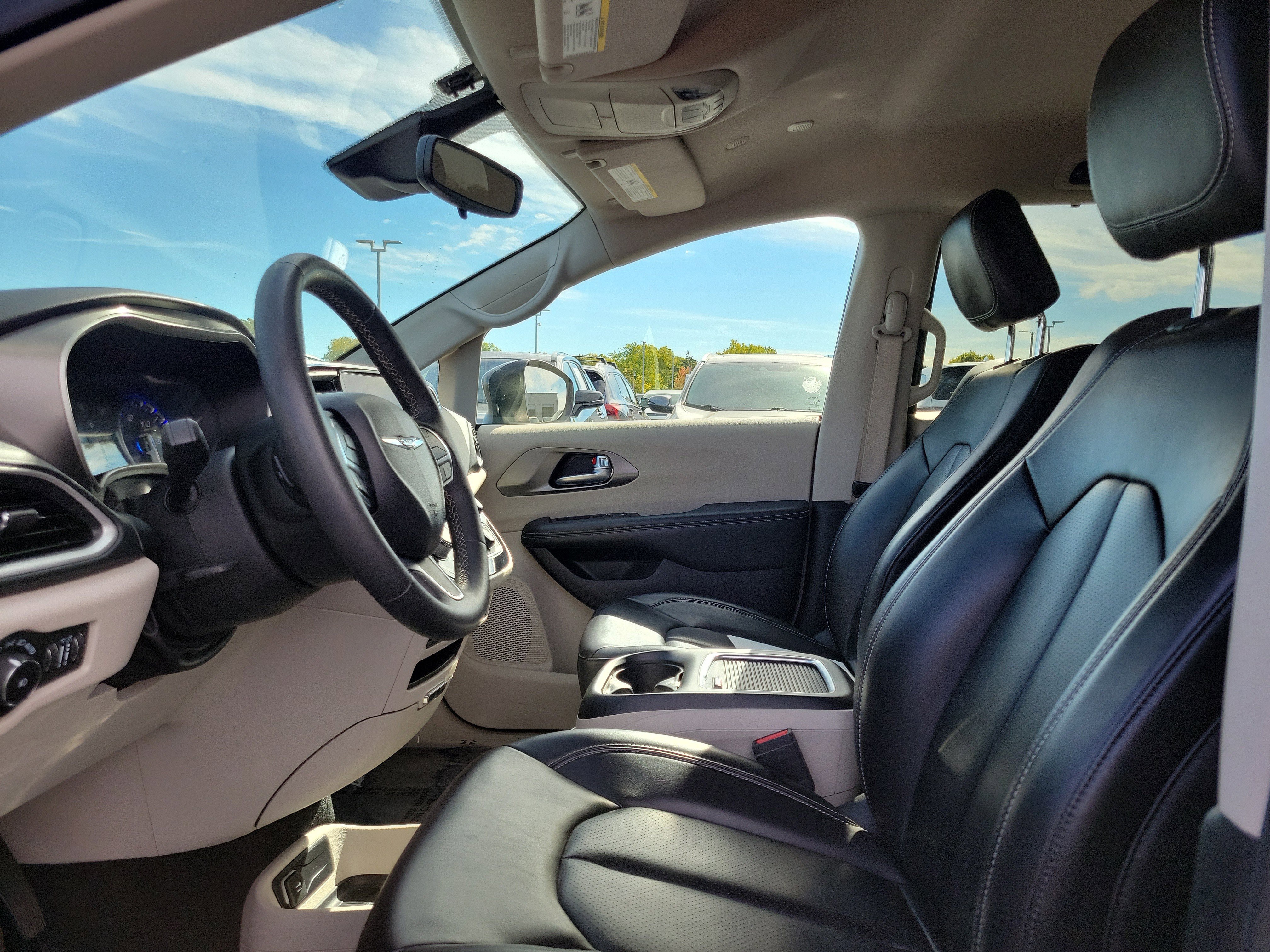 Used 2023 Chrysler Pacifica Touring-L image 15