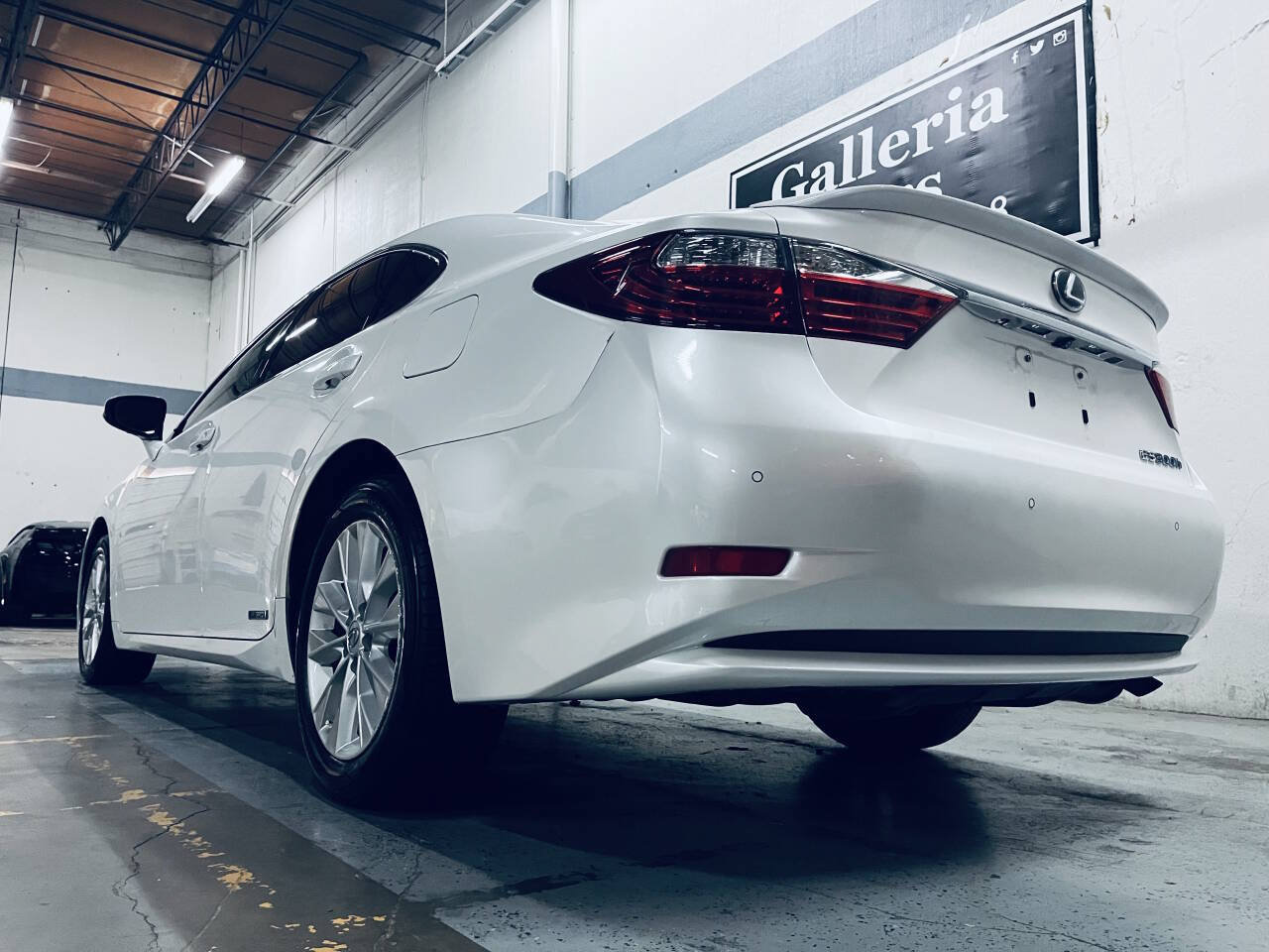 Used 2015 Lexus ES 300h w/ Navigation System Package FWD image 4