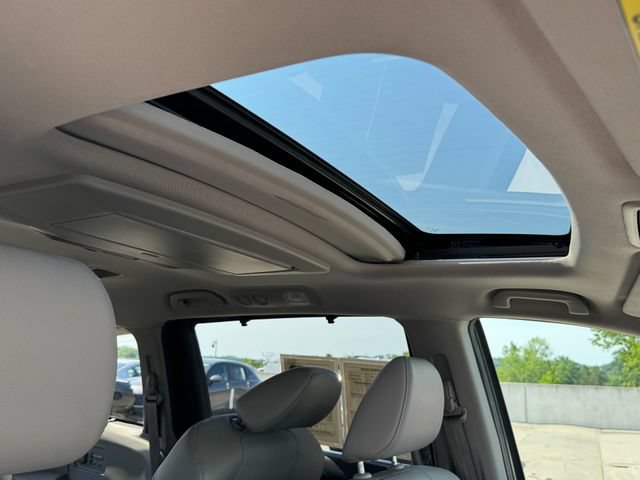Used 2016 Honda Odyssey Touring Elite image 9