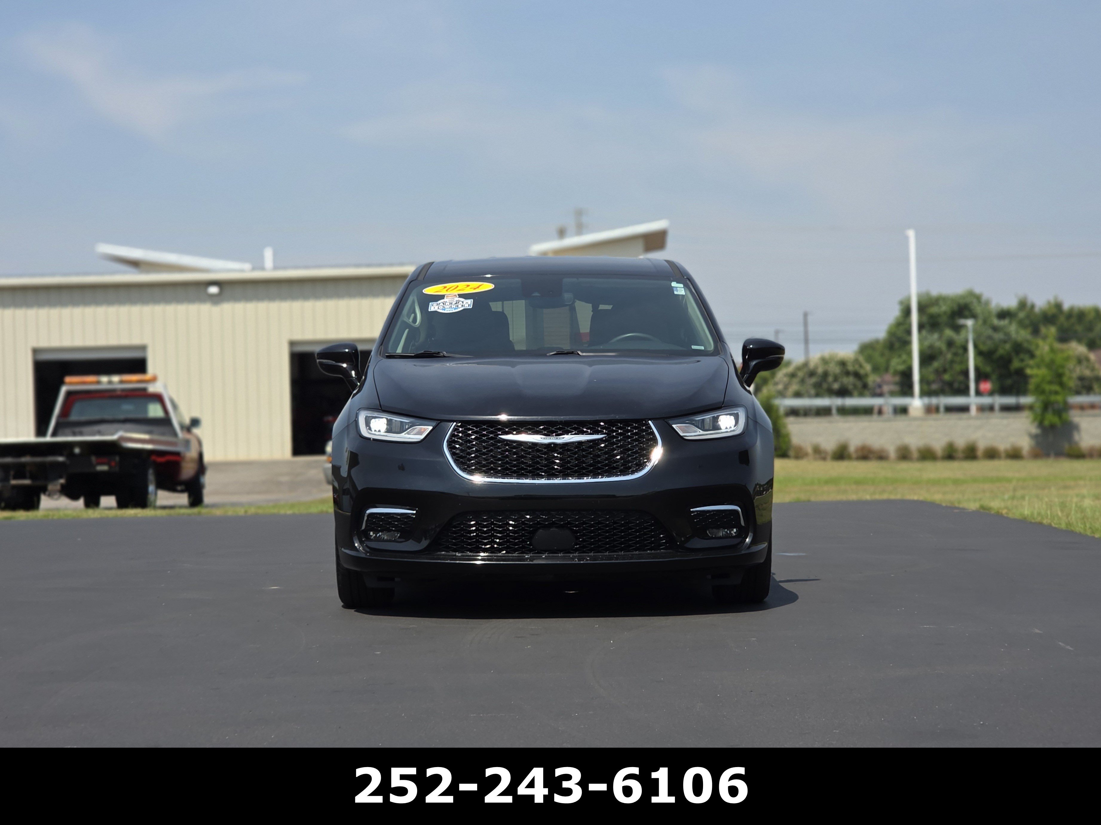 Used 2024 Chrysler Pacifica Touring-L FWD image 2