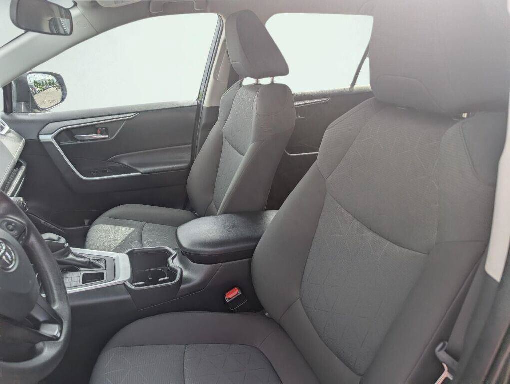 Used 2025 Toyota RAV4 XLE AWD/4WD image 28