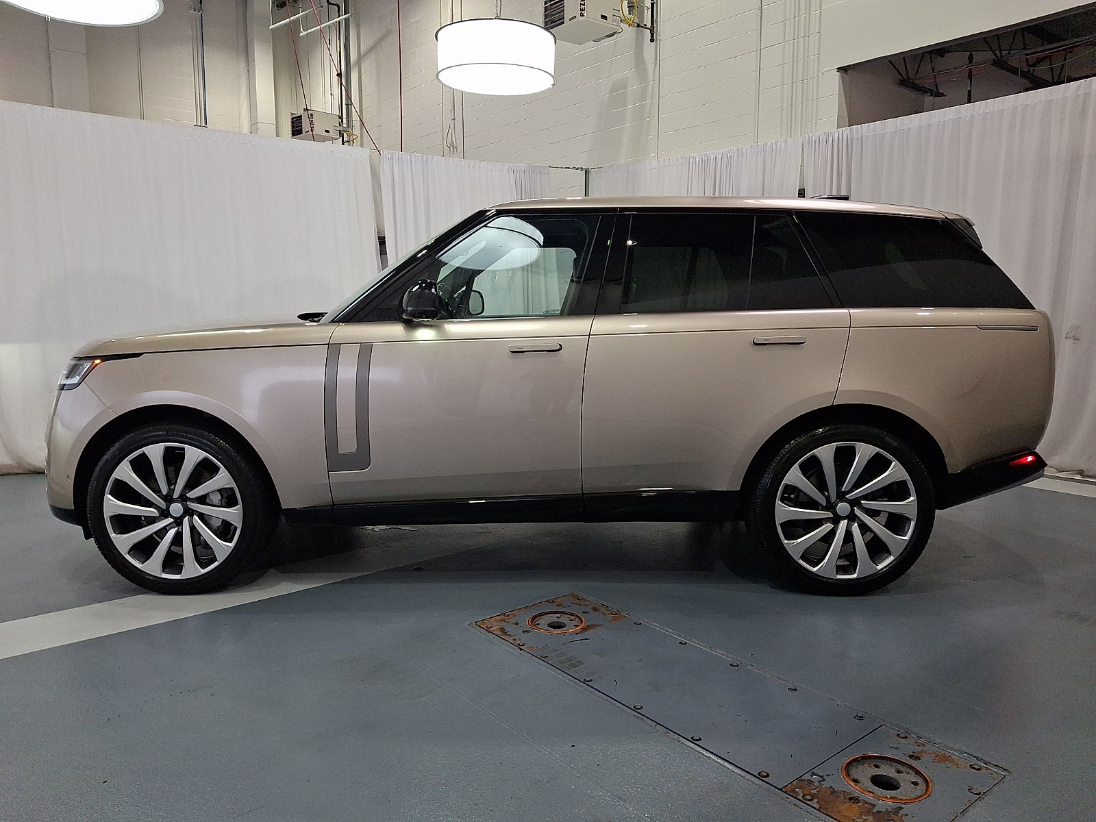Certified 2025 Land Rover Range Rover SE AWD/4WD image 7
