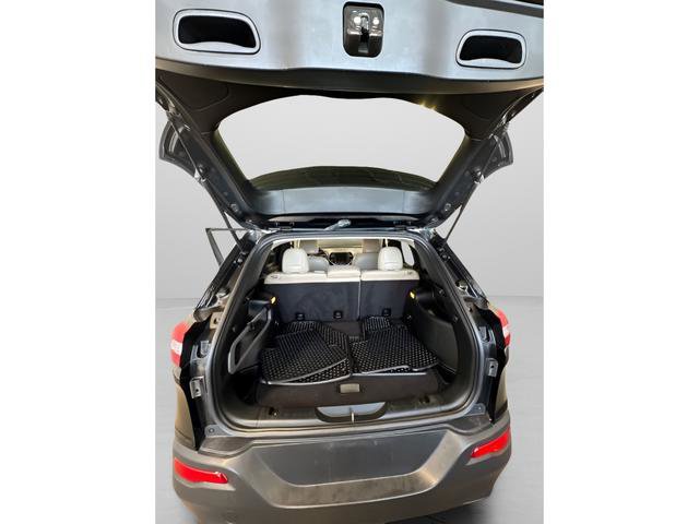Used 2018 Jeep Cherokee Latitude w/ North All-Season Group FWD image 10