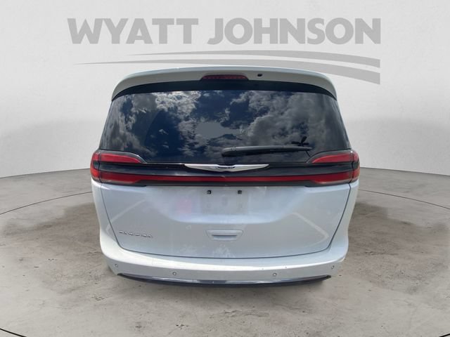 Used 2023 Chrysler Pacifica Touring-L FWD image 8