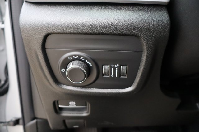 New 2025 Jeep Grand Cherokee Altitude image 12