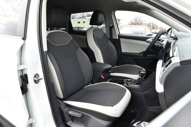 New 2025 Volkswagen Taos SE image 22