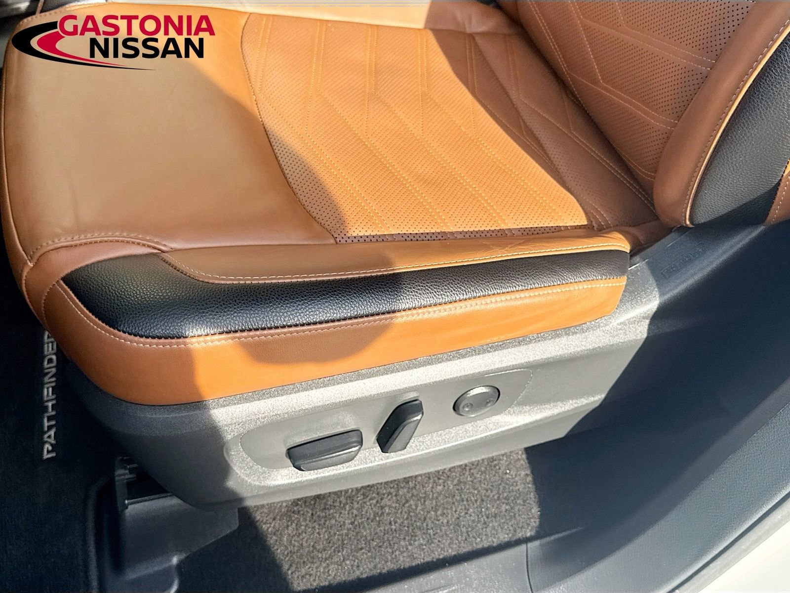 Used 2024 Nissan Pathfinder Platinum image 25