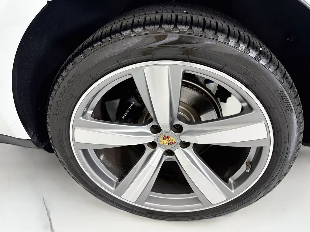Certified 2025 Porsche Macan AWD/4WD image 31