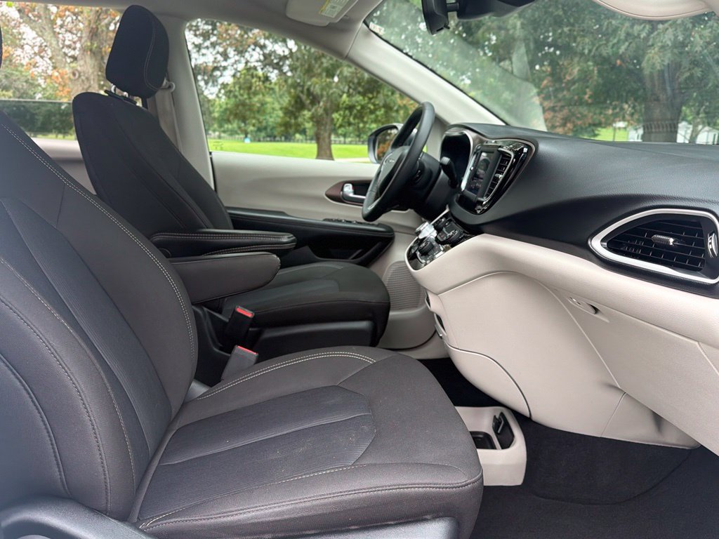 Used 2023 Chrysler Voyager LX FWD image 24