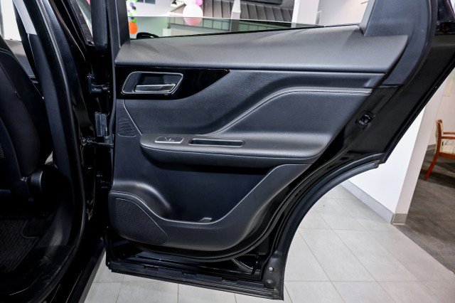 Used 2019 Jaguar F-PACE R-Sport image 25