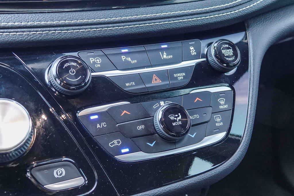 Used 2022 Chrysler Pacifica Touring-L w/ Uconnect Theater Family Group FWD image 21