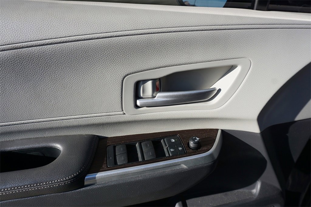 Used 2021 Toyota Sienna XLE image 4