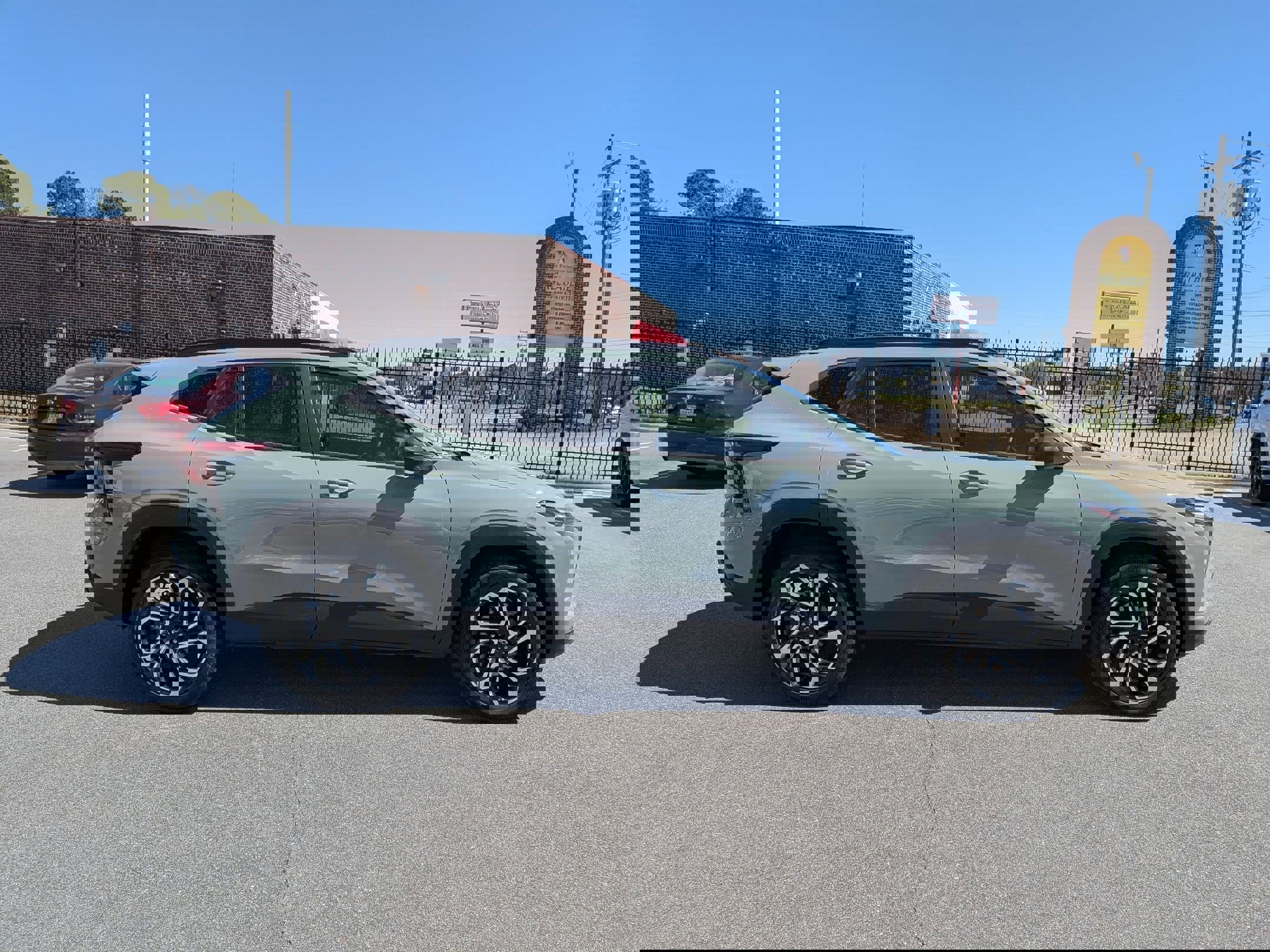 Used 2024 Chevrolet Trax RS w/ Sunroof Package image 2